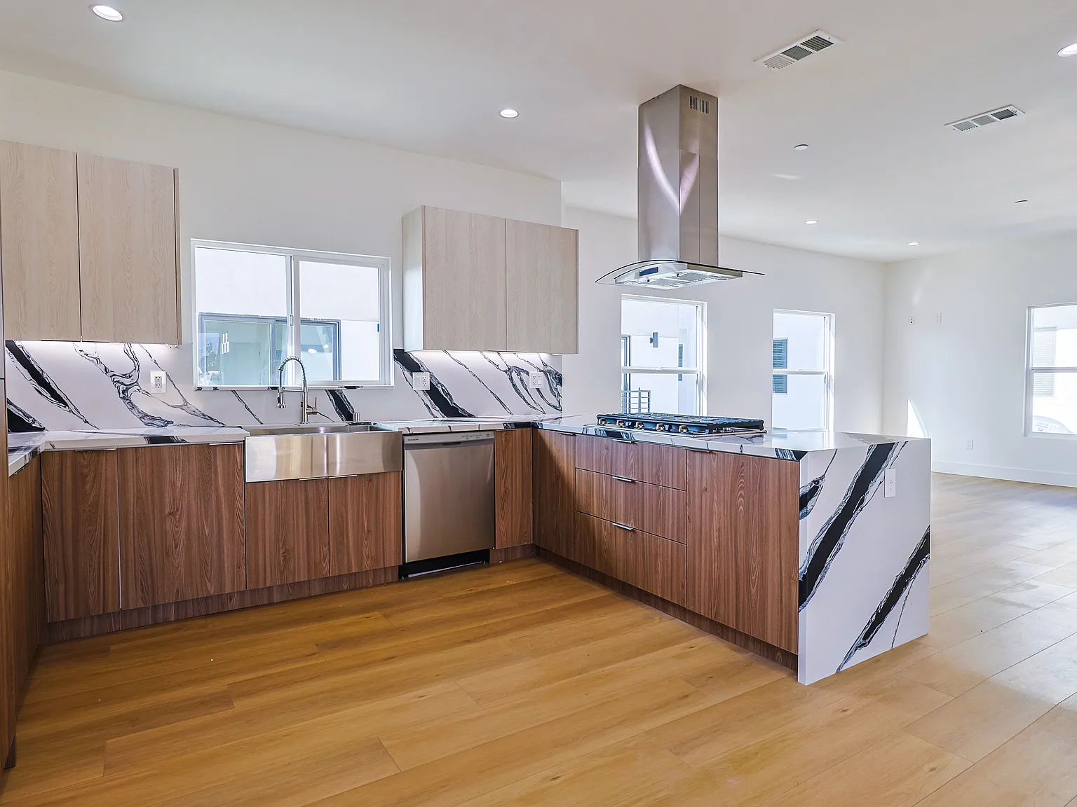 5 bed, 2587 sqft, $6,300 — Photo 3