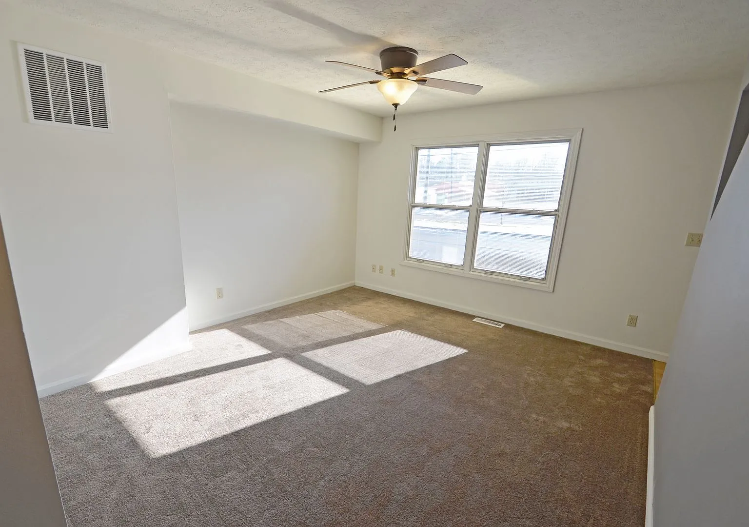 3 story, 3.5 bedroom! — Photo 4
