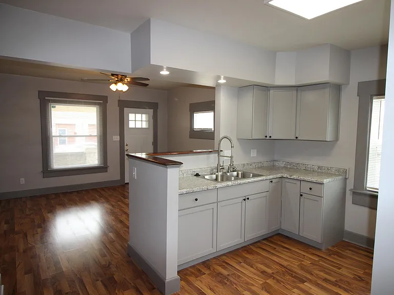 1412 Shelby St — Photo 8