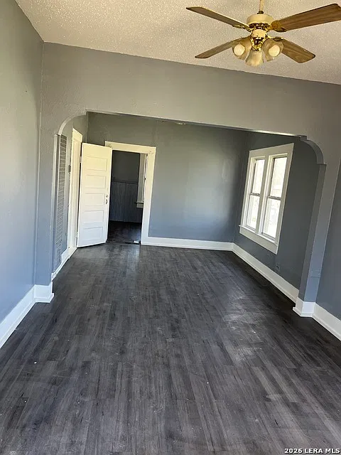 3 bed, 1.0 bath, 860 sqft, $1,250 — Photo 2