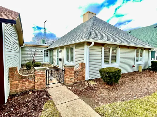 11 Garden Dr #11, Montgomery, IL 60538