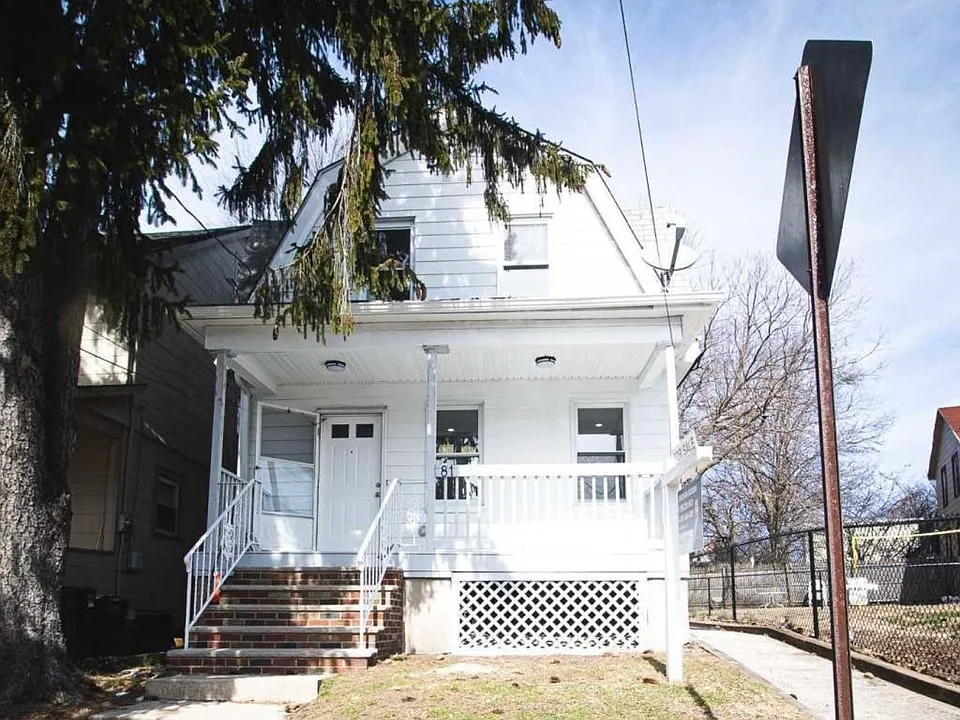 81 Dewey St