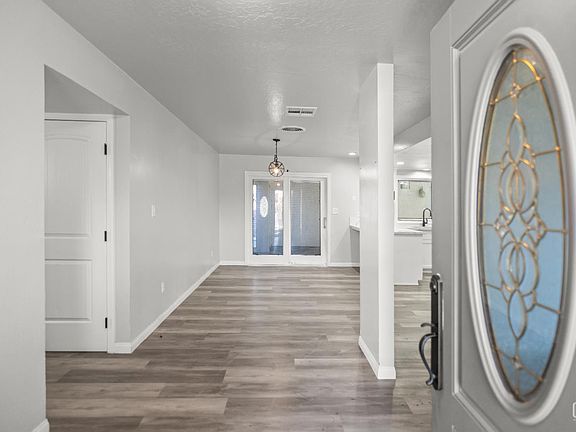 3rd image of 319 Pine Dr