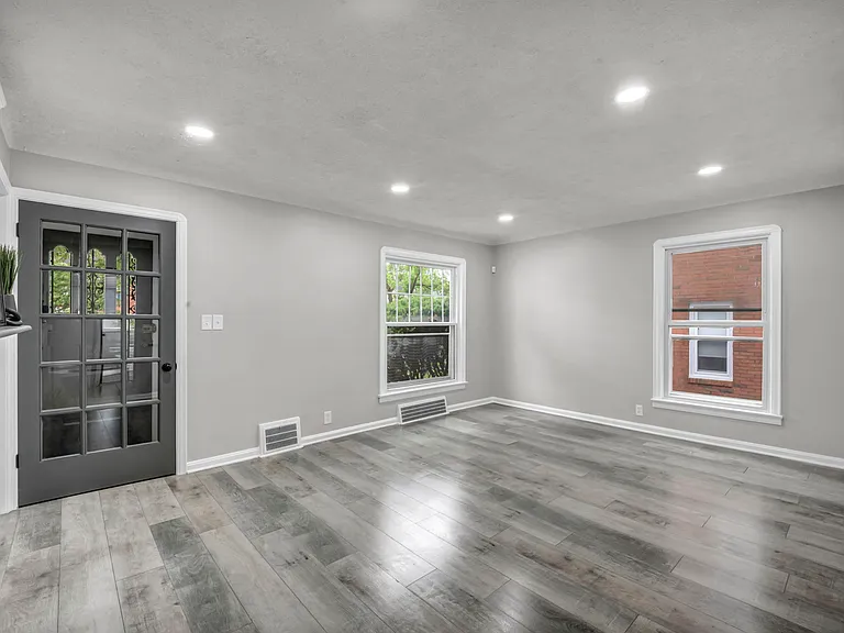15907 Walden Ave — Photo 3