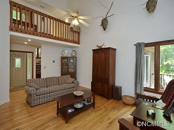4th image of 11 Ravenwood Ln