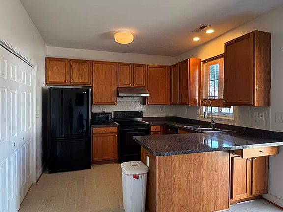 3rd image of 5452 Hill Top St