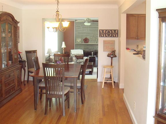 3rd image of 19 Elm Dr