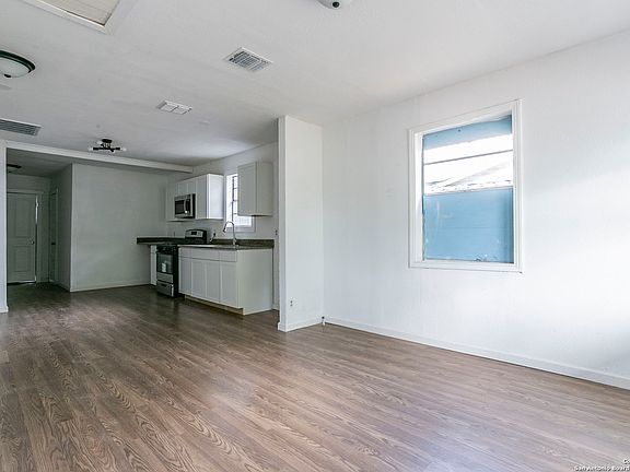 3rd image of 1102 W HARLAN AVE