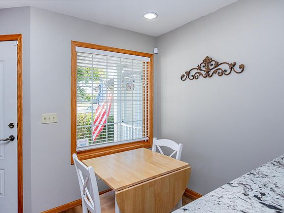 3rd image of 1114 Melody Ct NW