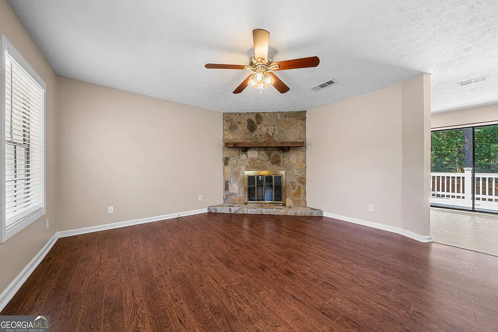 3 bed, 2.0 bath, 1230 sqft, $2,050 — Photo 4