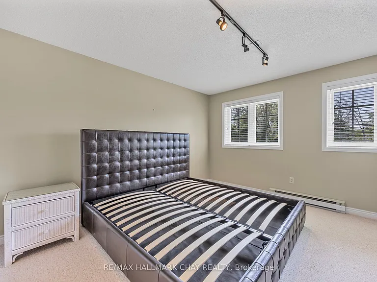 2653 Leonard St — Photo 31