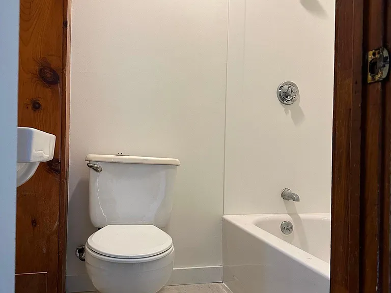 69 1/2 Meadow St #2F — Photo 9