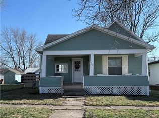 413 W 1st St, Cameron, MO 64429