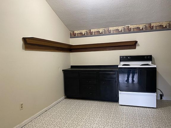 4th image of 109 N Poplar St