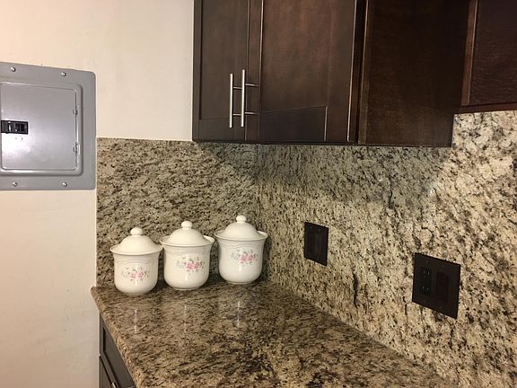 4th image of 7625 N Hollywood Way