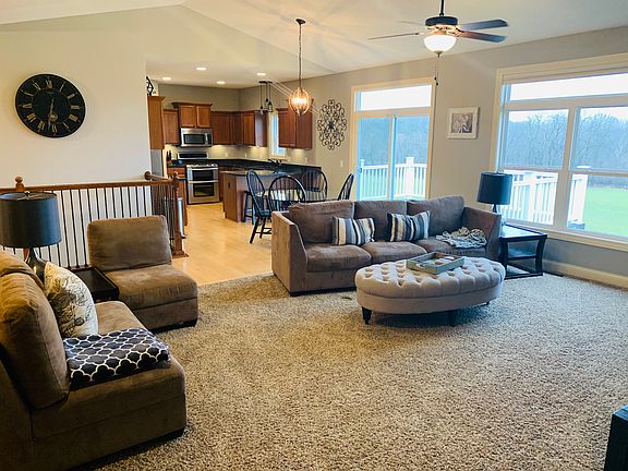 Spacious Living Room 