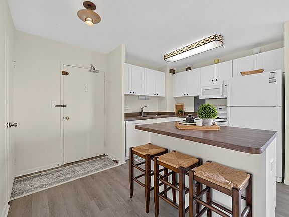 4th image of 2970 N Lake Shore Dr APT 17A