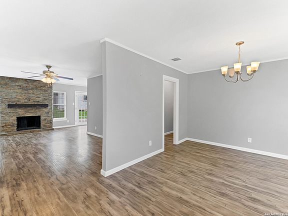 3rd image of 822 SADDLEBROOK DR