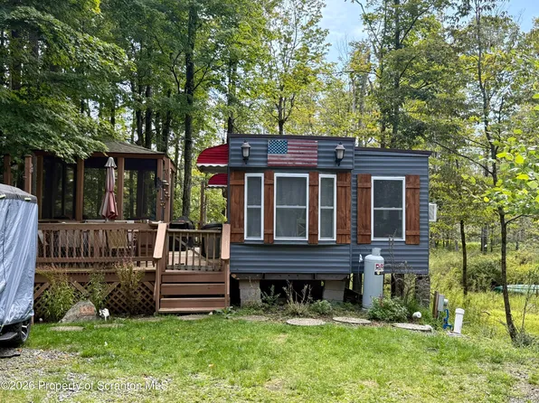 52 Adventure Ave, Gouldsboro, PA 18424