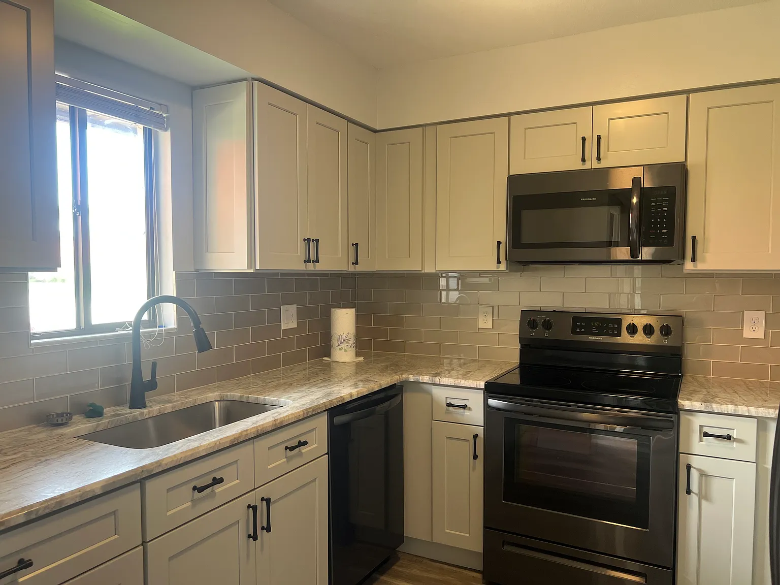 2 bed, 1374 sqft, $2,000 — Photo 2