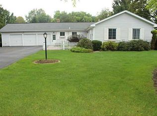 6 Enfield Dr, Pittsford, NY 14534
