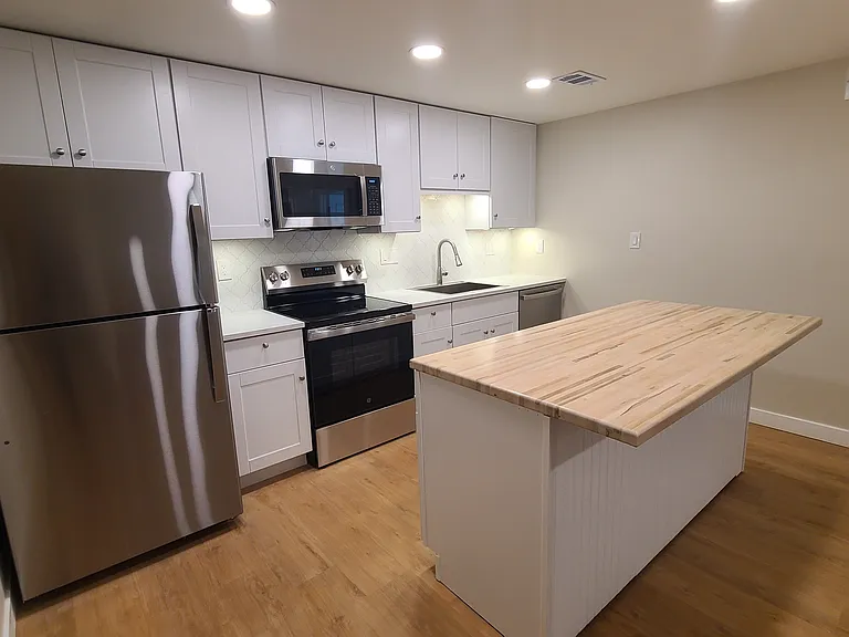 Kitchen with moveable island