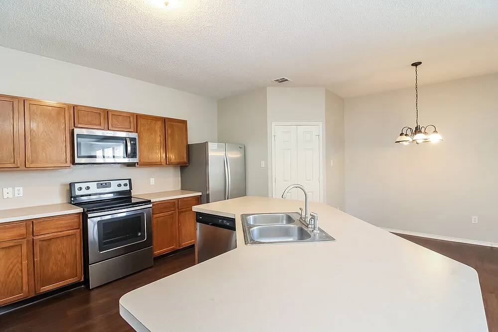 4 bed, 2.5 bath, 2284 sqft, $2,860 — Photo 4