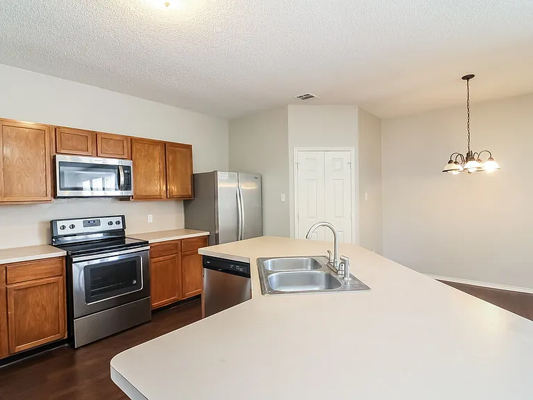 816 Parker Dr — Photo 4