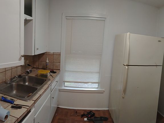 3rd image of 4324 Odessa Ave
