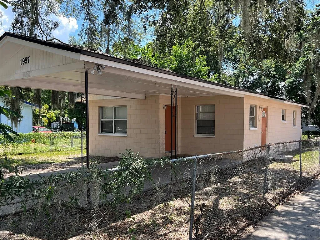 3 bed, 1.0 bath, 915 sqft, $1,349 — Photo 2