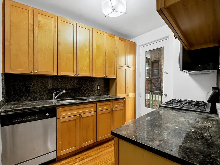 226 E 70th St #1C — Photo 2