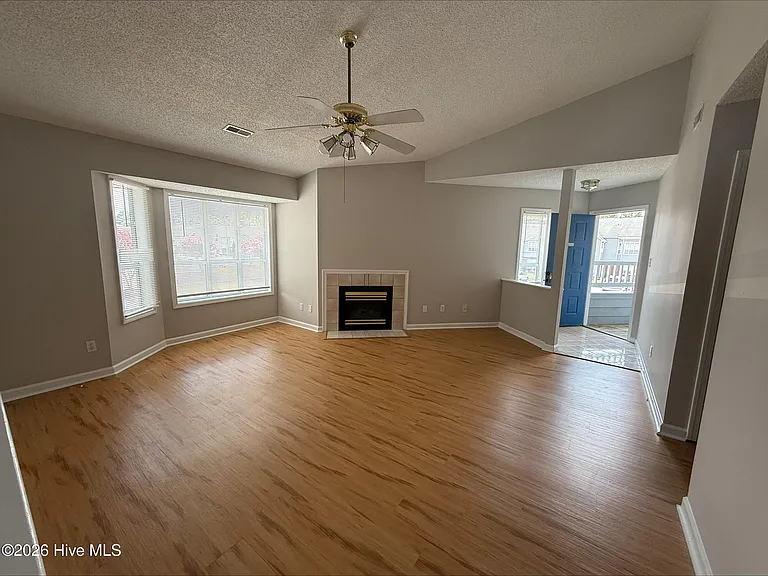 102 Breezewood Dr — Photo 3