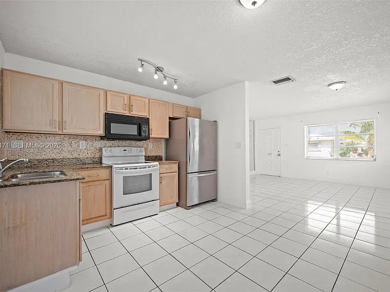 7004 NW 67th Ave — Photo 4
