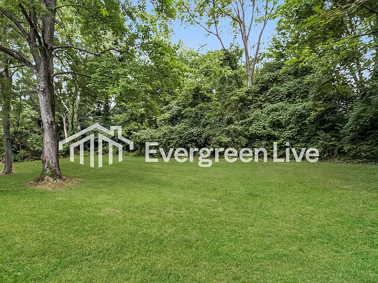 2424 Ambassador Dr — Photo 15