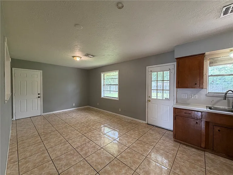 4406 Donegal Dr — Photo 6