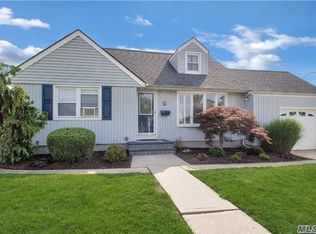 75 Inlet Dr, Lindenhurst, NY 11757