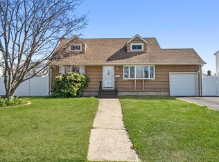 1045 N Hamilton Ave, Lindenhurst, NY 11757