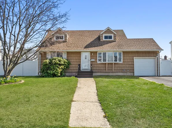 1045 N Hamilton Avenue, Lindenhurst, NY 11757