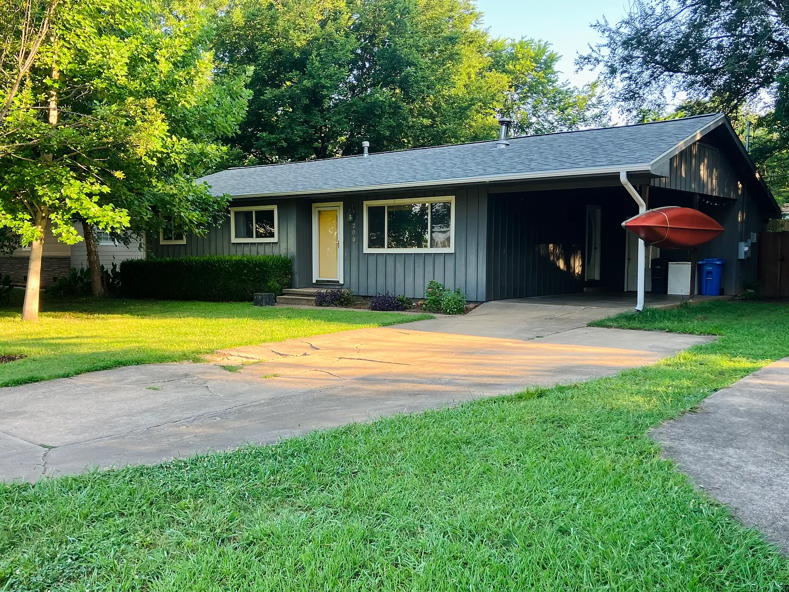 4 bed, 1986 sqft, $2,100 — Photo 1