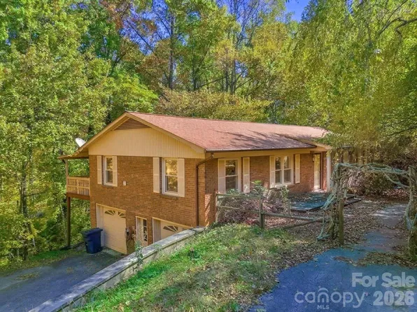 252 Foxhunt Ln, Hendersonville, NC 28791