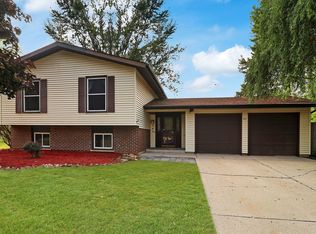 245 Wellington Dr, Crystal Lake, IL 60014