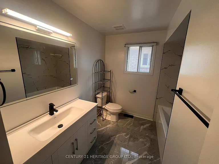 641 Walpole Cres #MAIN 2ND — Photo 11