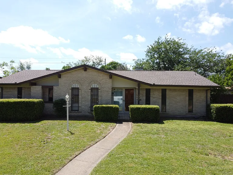 1302 Berkeley Dr — Photo 3
