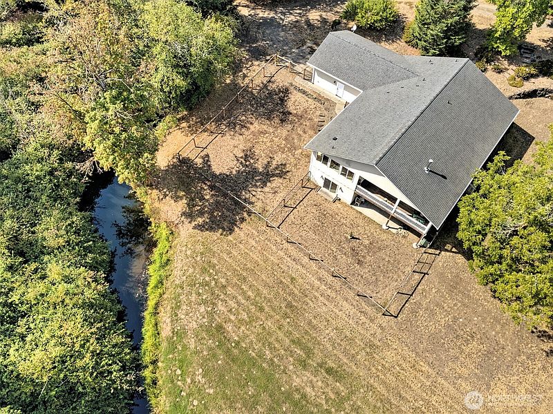 5th image of 1010 SE Binns Swiger Loop Road