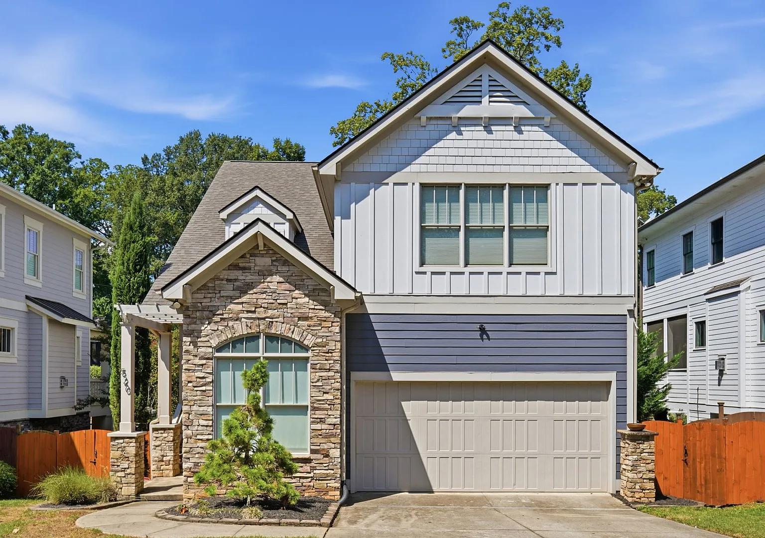 Custom Craftsman Home in Prime Location — Photo 1