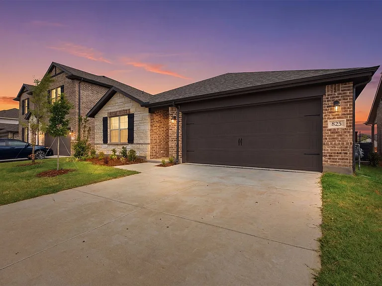 825 Birdie Dr — Photo 1