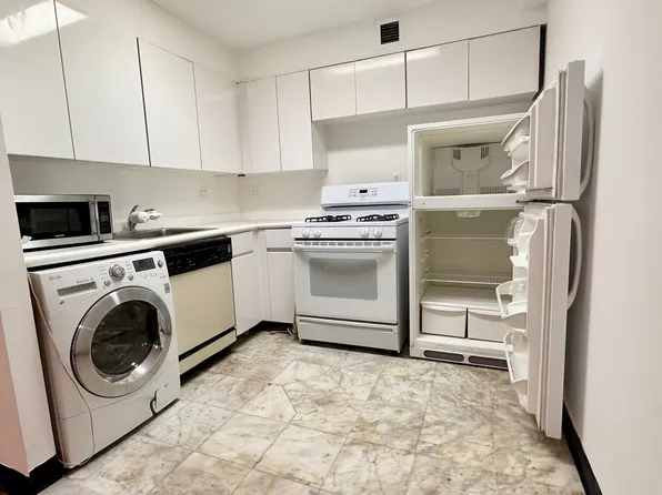 76-18 Grand Central Parkway image 1 of 4