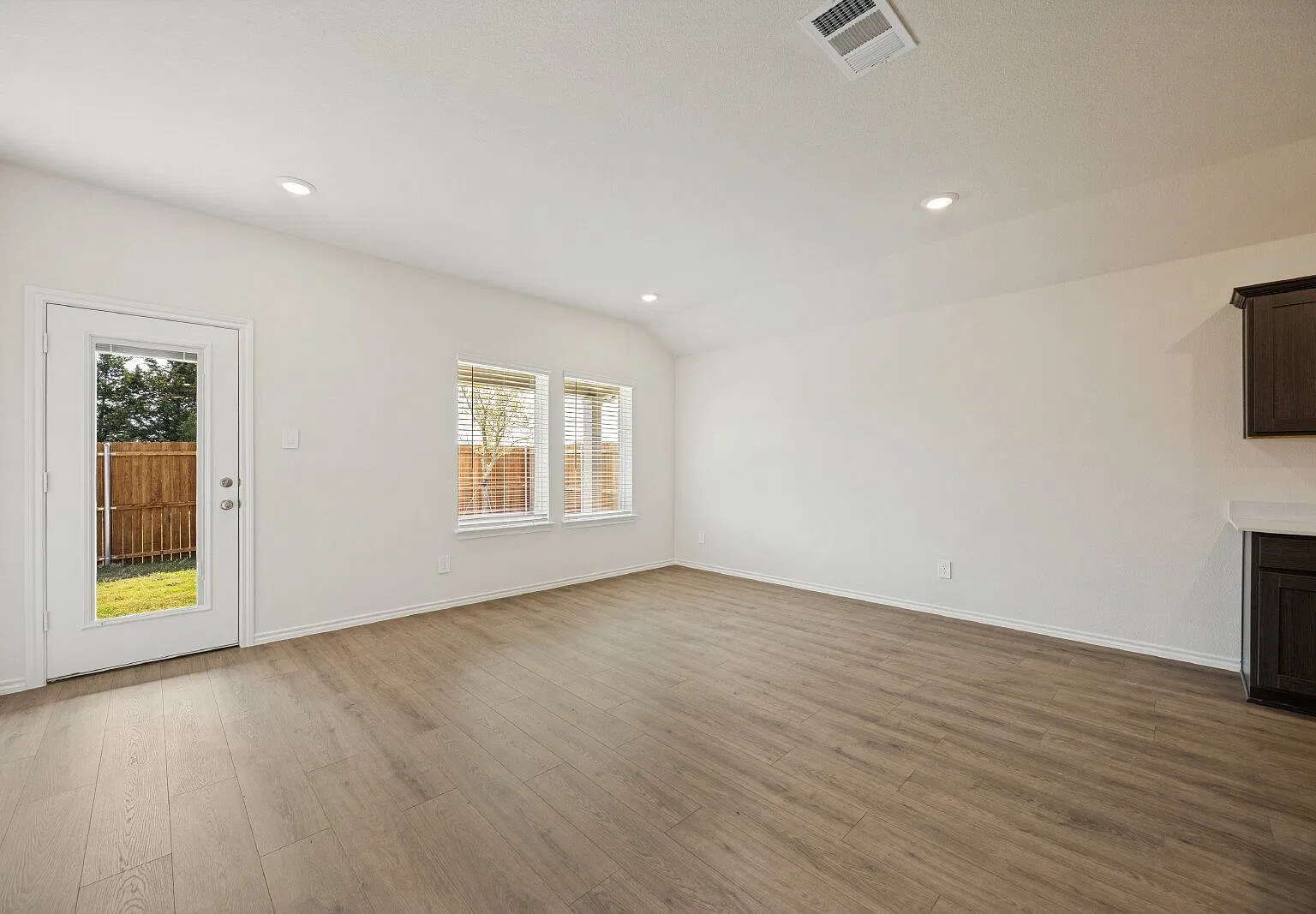 4 bed, 2.5 bath, 1875 sqft, $1,995 — Photo 3