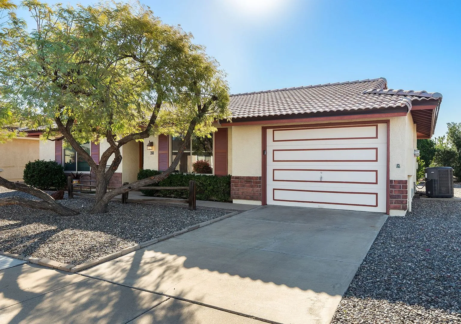 Discover comfortable living in this 2bedroom 1.5 bath home in Leisure World a 45+ Active Adult Re... — Photo 1