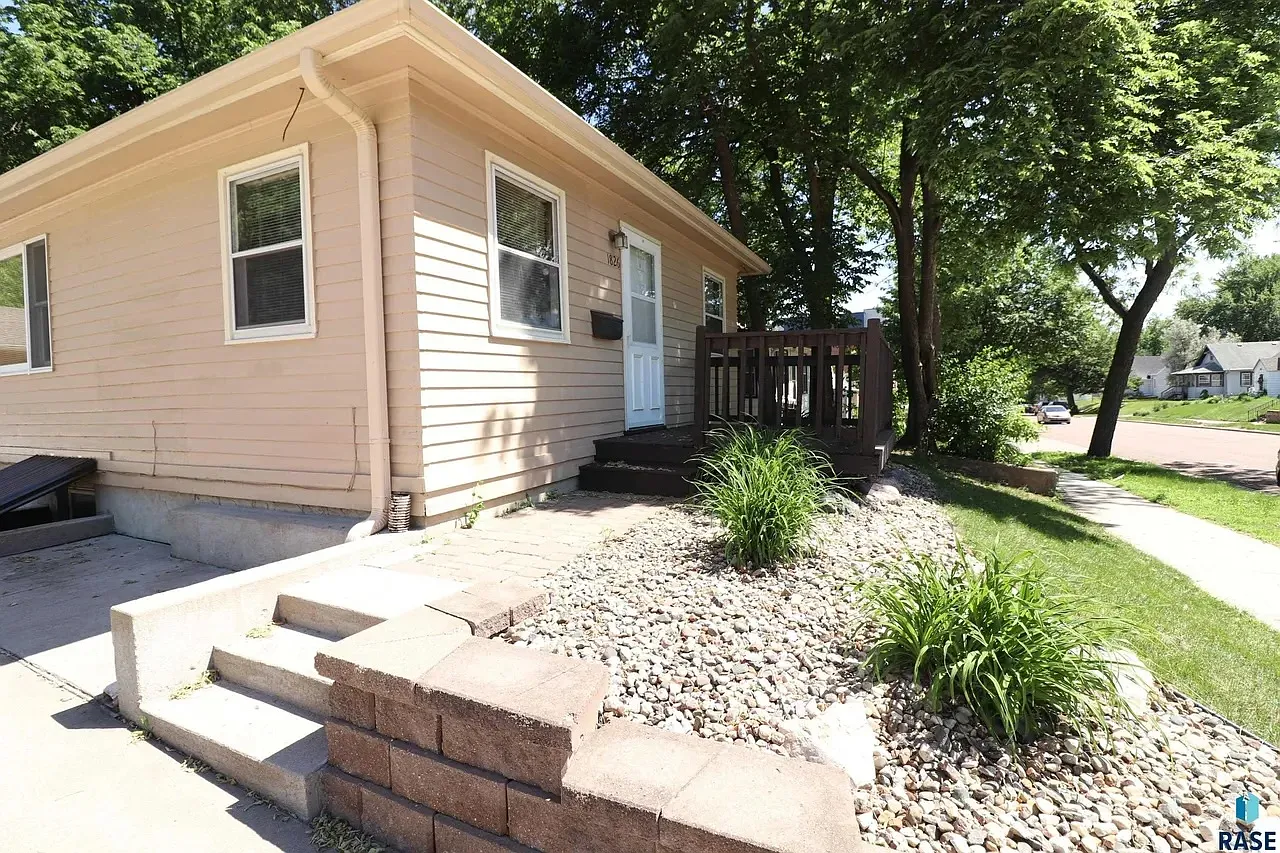 Steps from Augustana 4-Bed, 2-Bath House with Garage/Off Street Parking — Photo 4